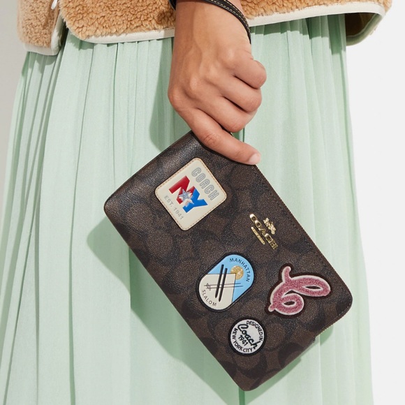 🆕 Large Corner Zip Wristlet In Signature Canvas With Ski Patches - Picture 5 of 6